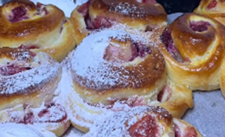 Готуємо сьогодні: пухкі булочки з сиром та ягодами як у бабусі влітку