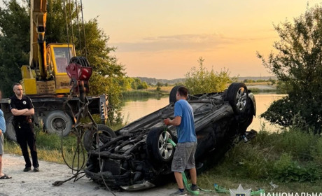 На Кременеччині водій авто зʼїхав у став