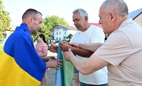 «Цей страшний сон минув»: у Кагарлику зустріли Героїв, які повернулися з полону