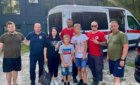 Поліція та громада Нікополя допомогли двом братам виїхати до безпечного місця