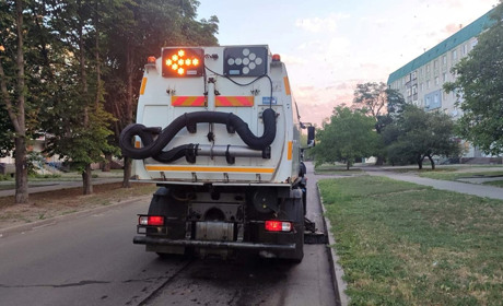 Комунальники Нікополя щодня працюють над відновленням міста попри обстріли