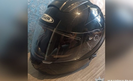 У Гадячі чоловік вкрав мотошолом із могили померлої мотоцилістки