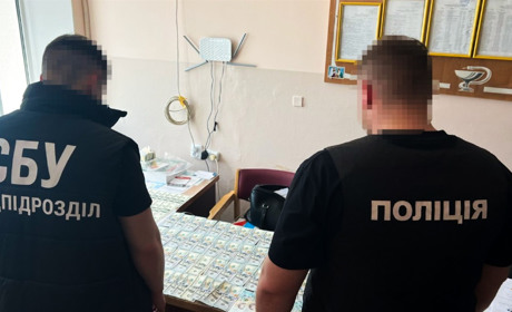 Вимагав гроші за інвалідність: на Хмельниччині викрили лікаря