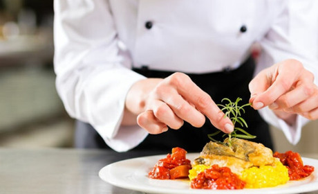 На роботу у Старокостянтинові потрібні:сестра медична, помічник кухаря, охоронник