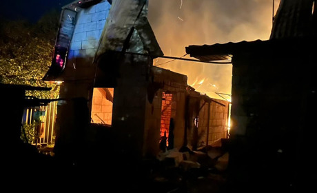 Нічна пожежа в Кагарлику: вогонь пошкодив дві будівлі. Колеги просять допомогти власниці житла