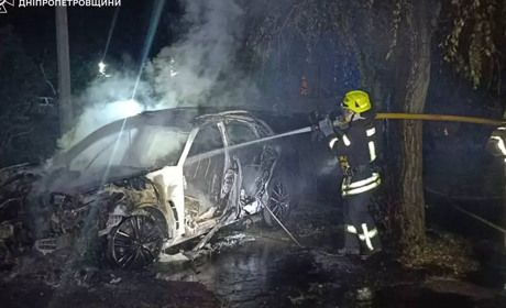 Пожежа на Парковій: у Жовтих Водах згорів автомобіль