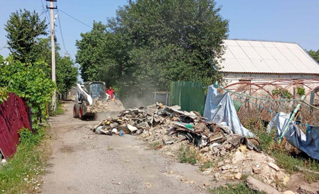 Комунальники Нікополя підтримують чистоту та відновлюють житло під час війни