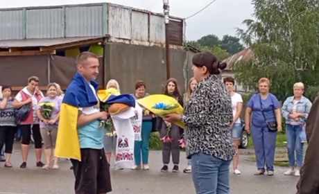 У Березівській громаді односельці зустріли звільненого з російського полону воїна Олександра Шутка