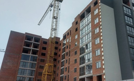 Під обстрілами, та з вірою: у Старокостянтинові купують житло і будують майбутнє