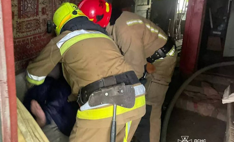 У Жовтих Водах рятувальники винесли з палаючого будинку 85-річного чоловіка