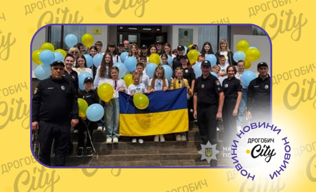 Школярі з поліцією Дрогобича долучилися до “Мандруй із СОБом” і передали прапор бригаді “Лють”