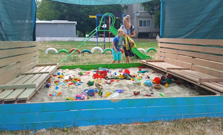 Містяни власноруч відновили дитячий майданчик у районі МЖК: фото