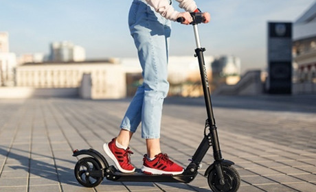 Користуєтеся електросамокатами? У патрульній поліції Хмельниччини нагадали про правила безпеки