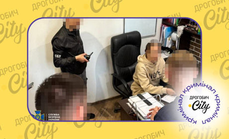 Посадовець мерії та адвокатка вимагали 6700 доларів у чоловіка, який сам виховує дитину
