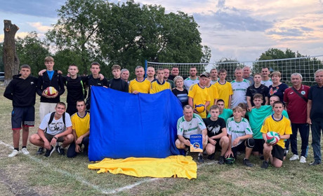 У Середняках відбувся волейбольний турнір пам’яті загиблих захисників Ігоря Сапсая та Петра Фенька