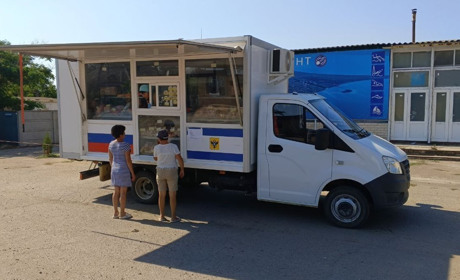 На окупованій Херсонщині масово зачиняються продуктові магазини — замість них автолавки