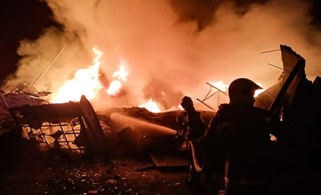 Вночі Миколаїв атакували дрони: пожежі на складах, постраждалих немає