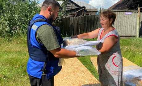 Ще одно село поблизу Шостки зазнало атаки дронів. Мешканцям допомагає гуманітарна місія