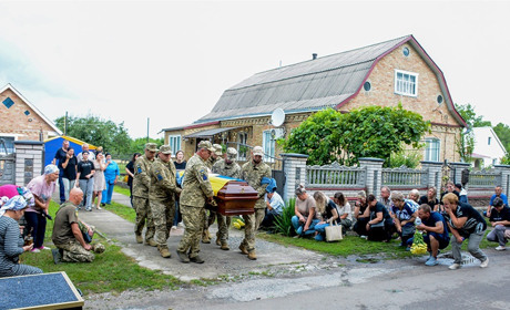 І небо зросило слізьми його останню путь: в Кагарлику поховали воїна Олега Костюченка