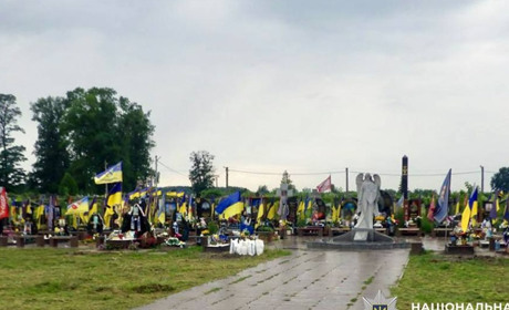 Торгувала викраденими з могил полеглих захисників квітами: у Звягелі поліція встановила причетну