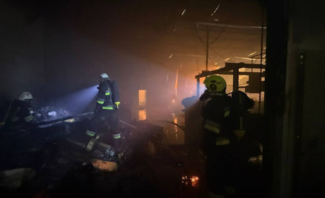 На Київщині через нічну атаку загорілося меблеве підприємство, є руйнування