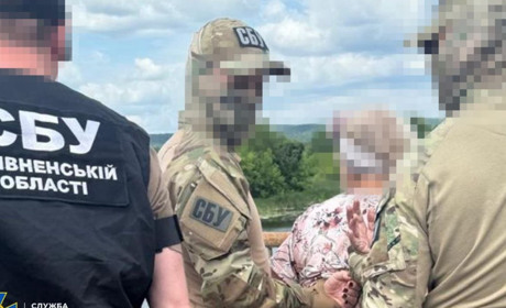 На Сумщині жінка на велосипеді їздила та знімала позиції ЗСУ для РФ