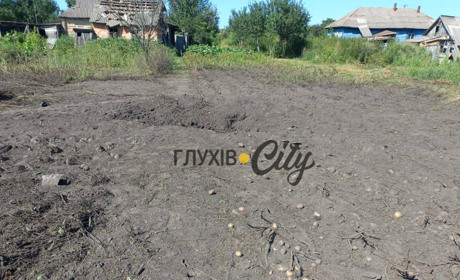 Росіяни вдарили безпілотником по селищу Есмань: пошкоджено житлові будинки