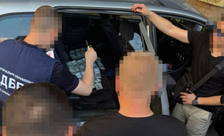 На Хмельниччині слідчого поліції викрили на вимаганні 14 тисяч доларів