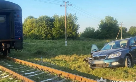 ДТП на переїзді в Григорівці: легковик влетів у локомотив, постраждала жінка