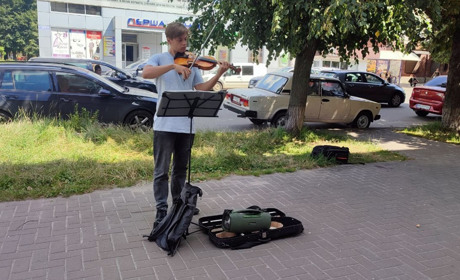 Музика для благодійності: Як 21-річний скрипаль Дмитро Гагін збирає кошти на відновлення України
