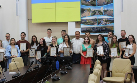 У Південному міський голова відзначив молодіжних лідерів в День молоді (ФОТО)