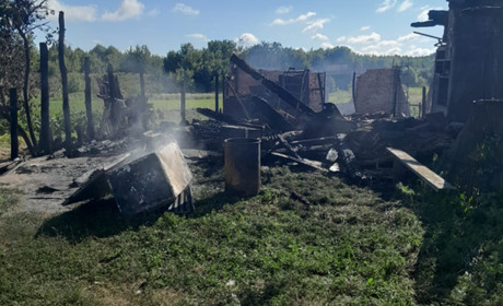 Внаслідок нічної пожежі в селищі Есмань згоріли будинок і сарай