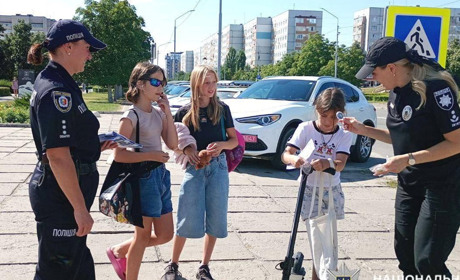 «Самокат – не іграшка, керуй безпечно»: у Нетішині юних водіїв навчали правил дорожнього руху