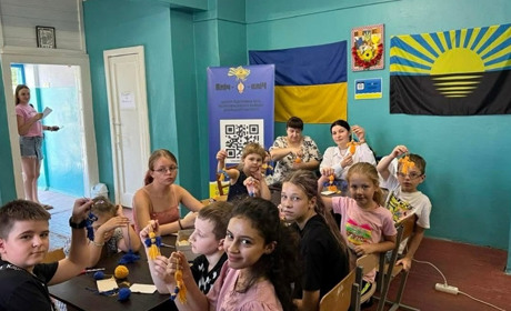 У Кривому Розі для мешканців Волноваського району провели майстер-клас із виготовлення мотанки