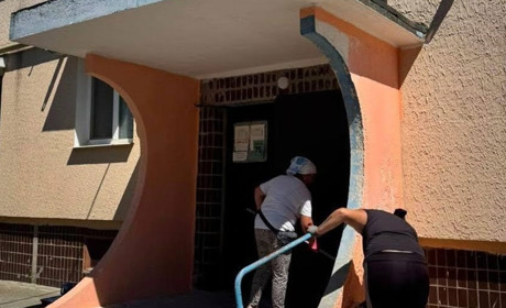 У Кам’янському тривають роботи з благоустрою під’їздів багатоповерхівок