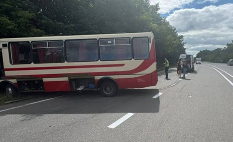 ДТП на трасі Житомир-Вінниця: дев'ятеро постраждалих внаслідок зіткнення автомобіля з автобусом