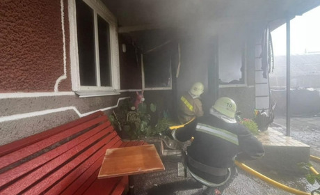 У Звягелі рятувальники врятували житловий будинок від повного знищення вогнем