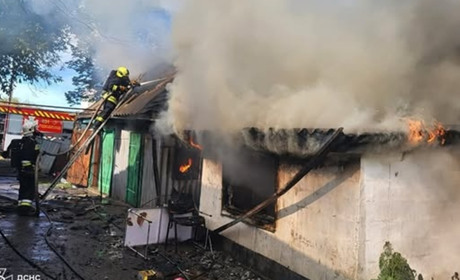 У Жовтих Водах згоріла літня кухня та господарські будівлі: переселенці з Бахмута просять допомоги