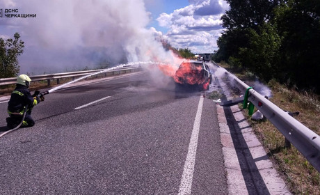 На Золотоніщині загорівся автомобіль під час руху