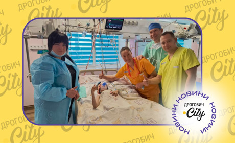 У Львові ортопеди провели дві складні операції дівчинці зі Східниці, вирівнявши хребет на 85%
