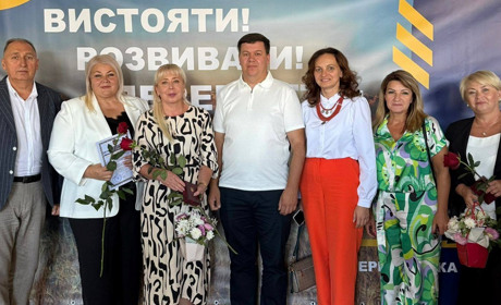 Освітян з Кіцманської громади нагородили під час обласного серпневого форуму