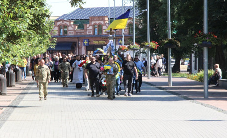 У Ніжинській громаді в останню дорогу провели загиблого воїна - Гомоляка Олександра Миколайовича