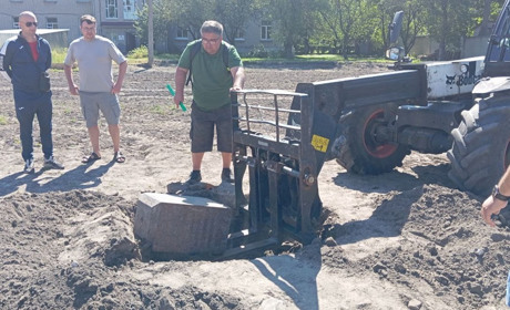Науковці заповідника "Переяслав" на території колишнього монастиря викопали надгробок настоятеля