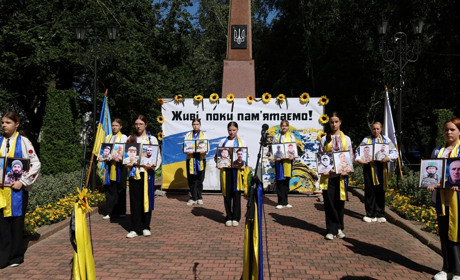 На Алеї пам'яті у Звягелі з'явилися портрети 18 загиблих захисників України