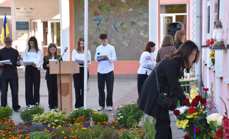 Меморіальна стіна пам’яті в Старокостянтинові: у першій школі вшанували загиблих випускників