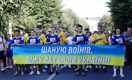 Звягель вшанував Героїв у Всеукраїнському патріотичному забігу "Шаную воїнів, біжу за героїв України