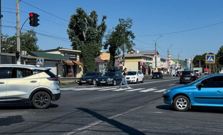 На двох ключових перехрестях в Авангарді встановили нові світлофори