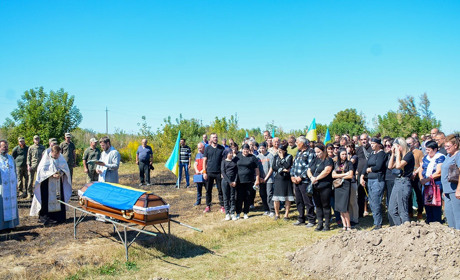Приєднався до небесного воїнства: у Липовці в останню путь провели воїна Олексія Рогатіна