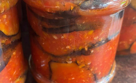 Готуємо сьогодні: неймовірні баклажани в аджиці