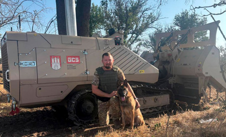 Як київські поліцейські та їх собаки-сапери допомагають розміновувати Херсонщину (фото)